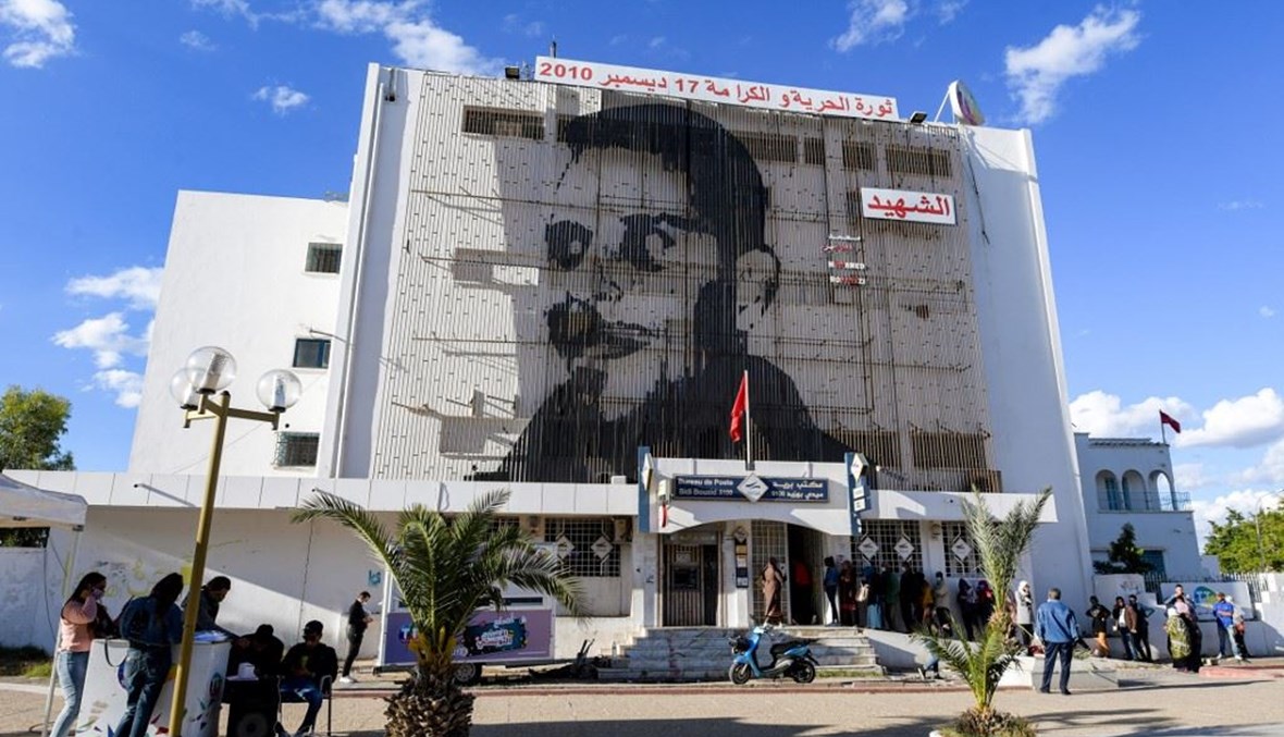 غرافيتي عن بوعزيزي في سيدي بوزيد. (أ ف ب)
