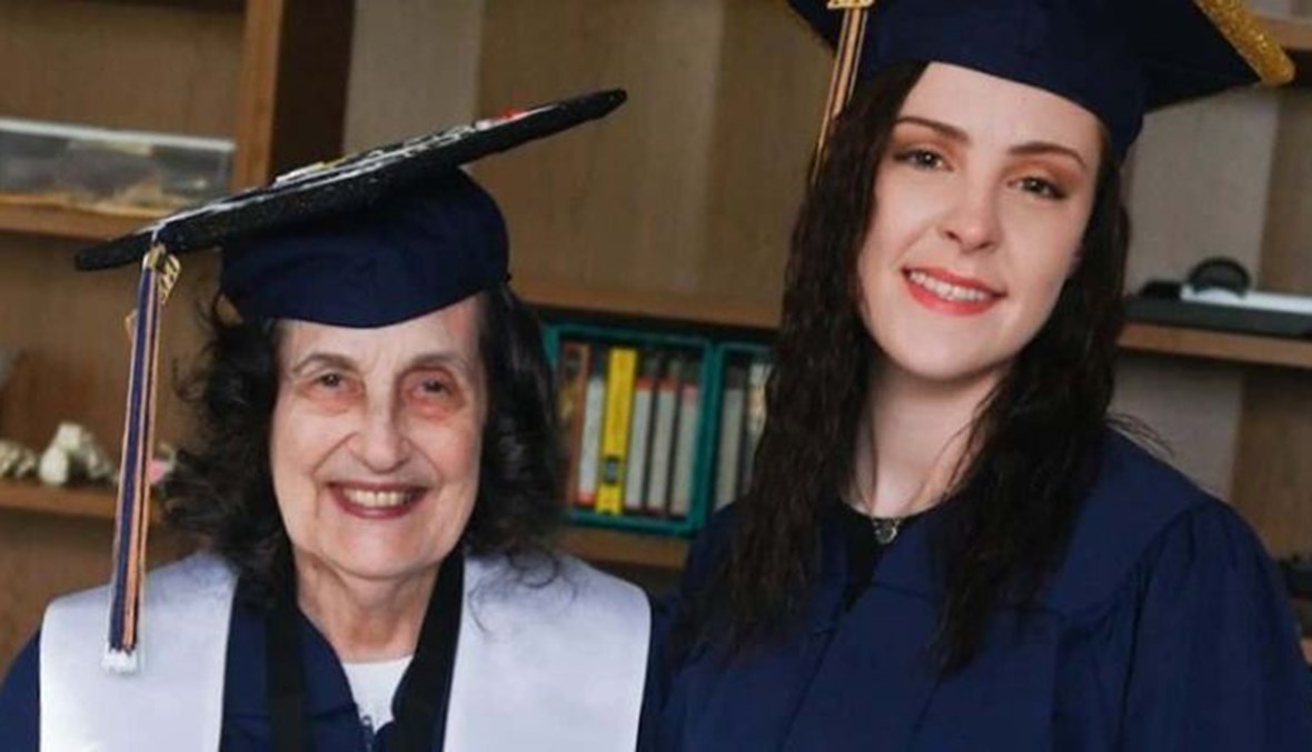 جدّة تتخرّج من الجامعة مع حفيدتها.