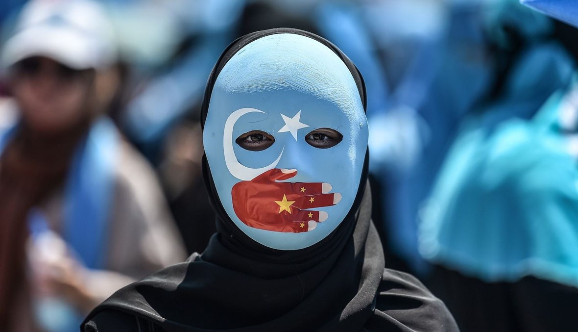 متظاهرة مسلمة من الإيغور في الصين (أ ف ب).