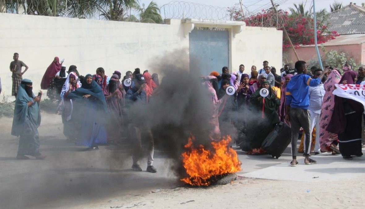 نساء صوماليات يشاركن في احتجاج ضد الحكومة في مقديشو أمس.(أ ف ب)