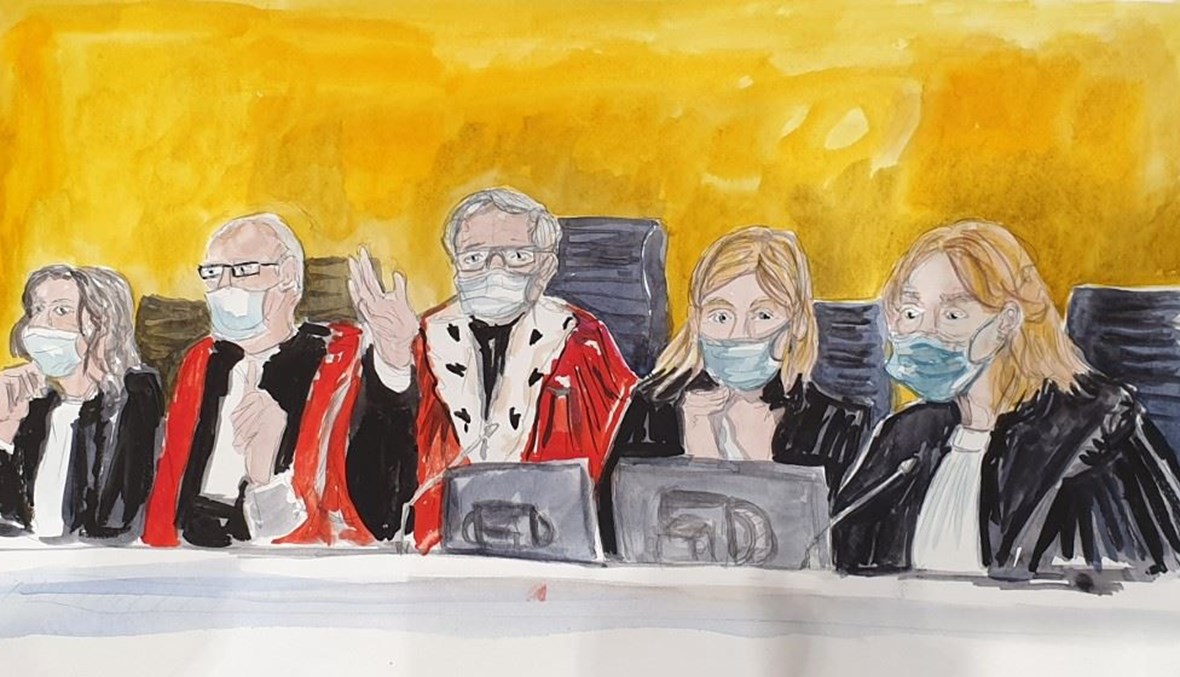 رسم لهيئة المحكمة التي أصدرت الحكم في قضية هجمات باريس 2015 وبدا القاضي ريجيس دي جورنا -في الوسط- في باريس أمس.   (أ ف ب)