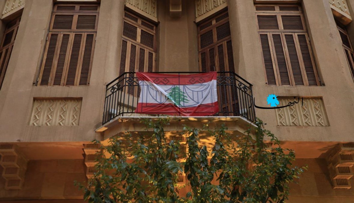 العلم اللبناني على شرفة في أسواف بيروت (تعبيرية- مارك فياض).