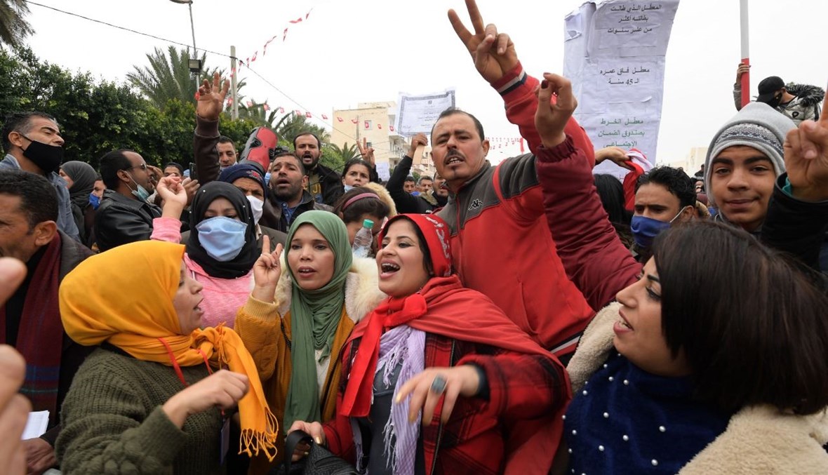 تونسيون يرددون هتافات خلال تجمعهم في ساحة محمد البوعزيزي وسط مدينة سيدي بوزيد التونسية (17 ك1 2020، أ ف ب). 