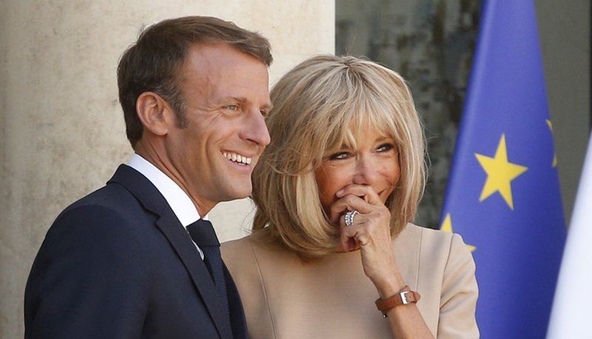 صورة أرشيفية-  ماكرون وزوجته بريجيت خلال انتظارهما رئيس الوزراء اليوناني كيرياكوس ميتسوتاكيس في قصر الإليزيه في باريس (22 آب 2019، أ ب). 