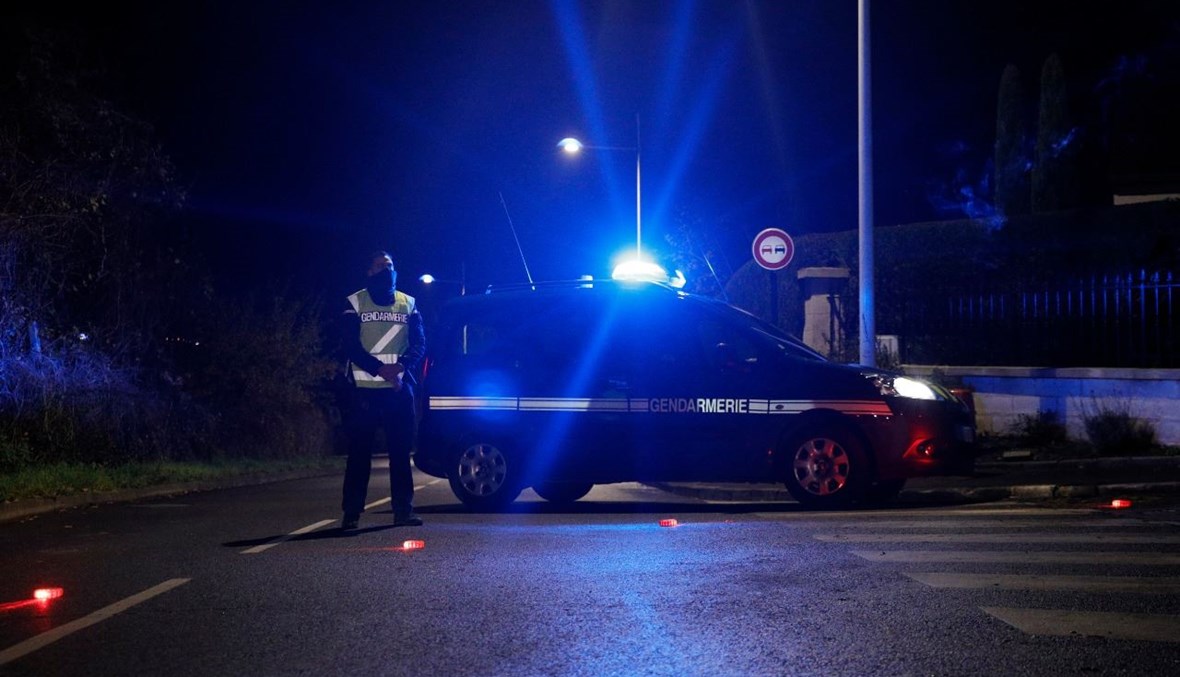 دركي فرنسي أغلق الطريق في دومون شمال باريس، حيث تحصن رجل مسلح مع زوجته بعدما تردد أنه أطلق النار وأصاب شخصين (17 ك1 2020، أ ف ب). 