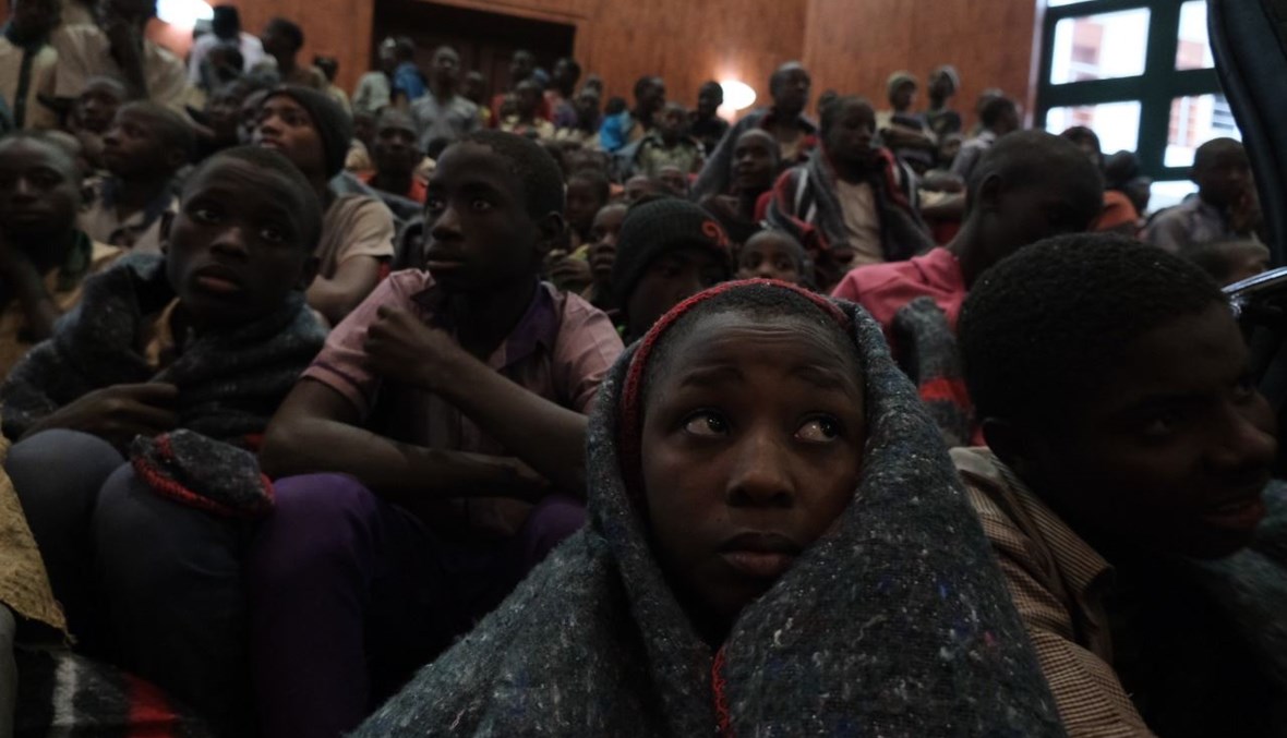 أطفال تجمعوا في مقر الحكومة في كانكارا شمال غرب ولاية كاتسينا بنيجيريا بعد اطلاقهم (18 ك1 2020، أ ف ب). 