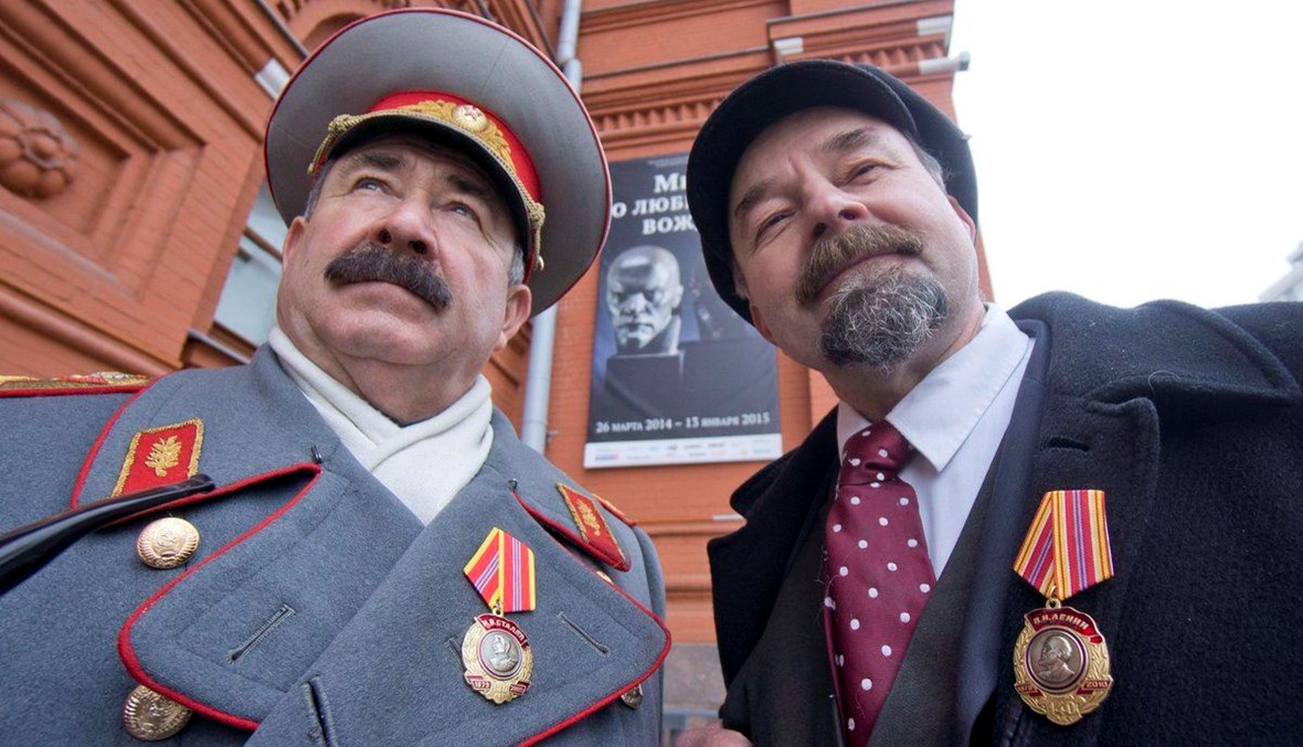 يجسدان شخصيتا ستالين ولينين في الساحة الحمراء لجذب السياح