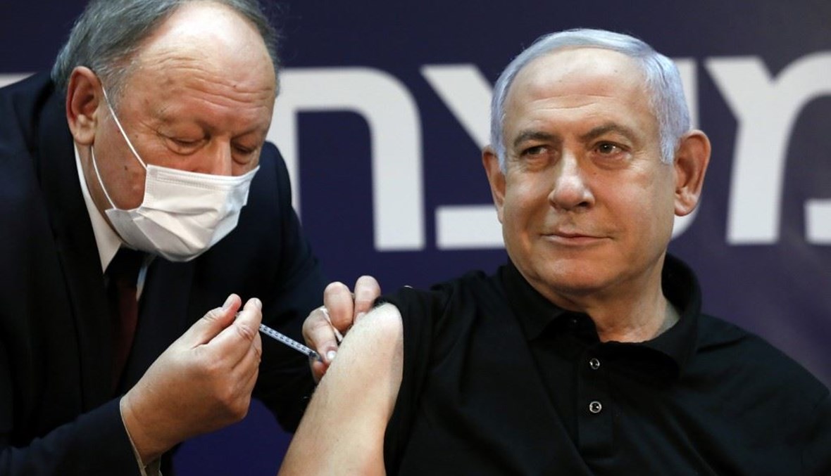 نتنياهو أول إسرائيلي يتلقّى لقاح كورونا (أ ف ب). 
