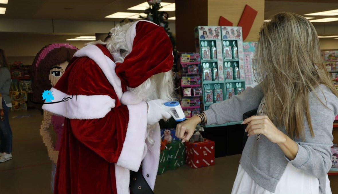 "كان بابا نويل يستقبلك على الباب، أصبح بابا نويل هو نفسه من ينظم الحركة أمام المحل" (مارك فياض).