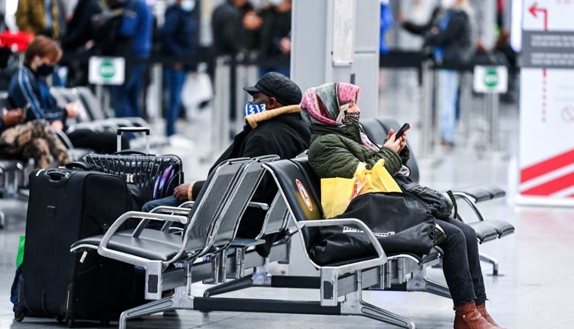 مسافرون ينتظرون في مطار دوسلدورف في دوسلدورف غرب ألمانيا (21 ك1 2020، أ ف ب). 
