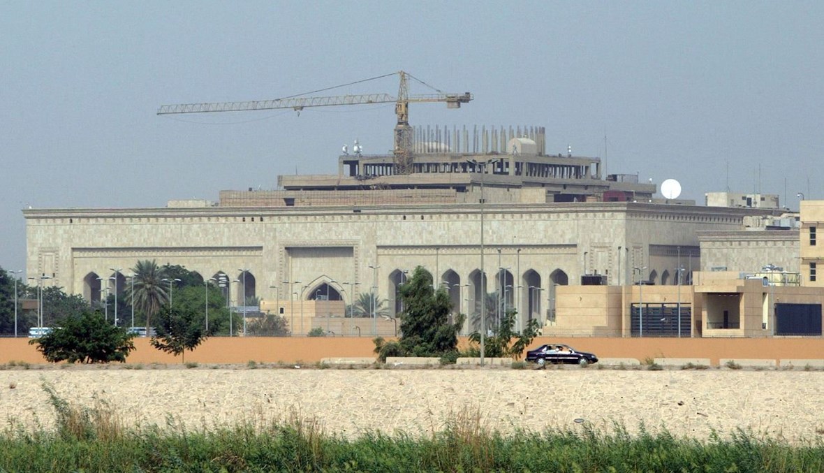 مجمع السفارة الأميركية في بغداد، وفي الخلفية رافعات شاهقة فوق موقع بناء المحكمة الدولية العليا، في المنطقة الخضراء في بغداد (11 ت1 2007، أ ف ب). 