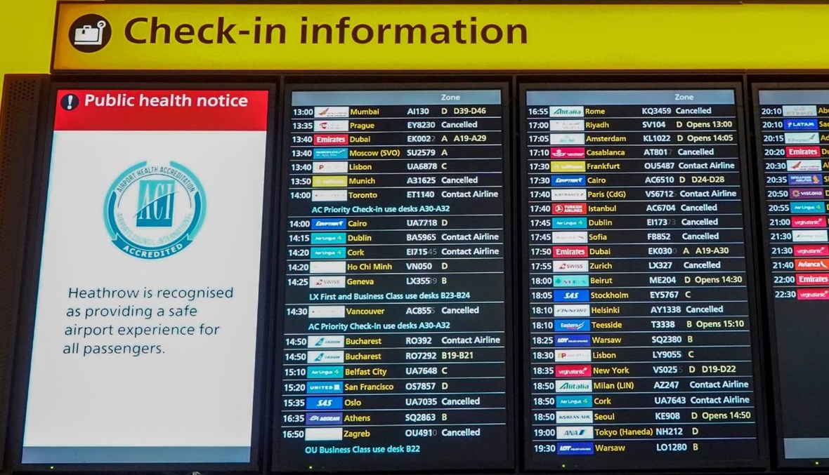 رحلات ملغاة تظهر على لوحة الكترونية في قاعة المغادرين في المبنى الرقم 2 بمطار هيثرو غرب لندن (21 ك1 2020، أ ف ب). 