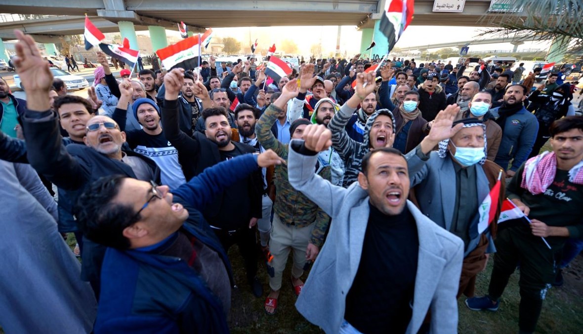 عراقيون يتظاهرون في وسط مدينة النجف (21 ك1 2020، أ ف  ب).