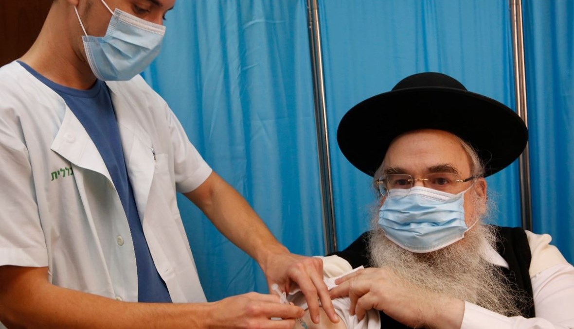 رجل يهودي متشدد يتلقى اللقاح ضد كورونا في مدينة بني براك بالقرب من تل أبيب  (21 ك1 2020، أ ف ب).