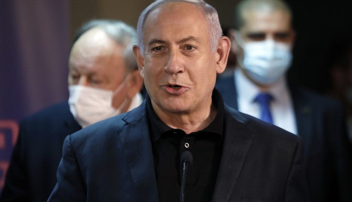 رئيس الوزراء الاسرائيلي بنيامين نتنياهو يتحدث بعد تلقيه لقاح كورونا في مرطز طبي برامات غان قرب تل أبيب الاحد.   (أ ف ب)
