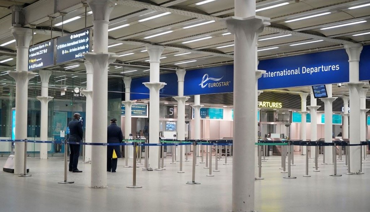 عاملون في قطار اليورو ستار في قاعات مسافرين خالية في محطة بانكراس الدولية في لندن أمس.   (أ ف ب)