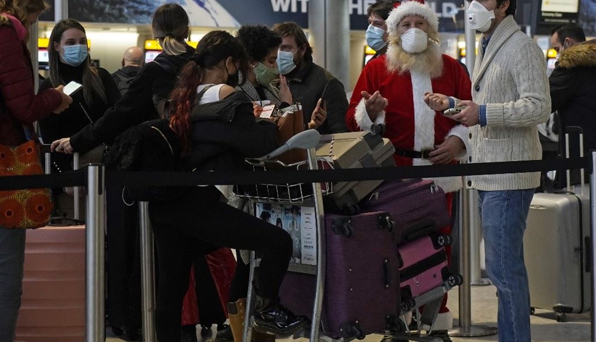 مسافرون ينتظرون مغادرة مطار هيثرو بلندن أمس.   (أ ف ب)