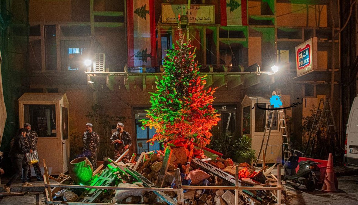 إضاءة شجرة الميلاد في مخفر الجميّزة على أنقاض انفجار آب (نبيل اسماعيل).