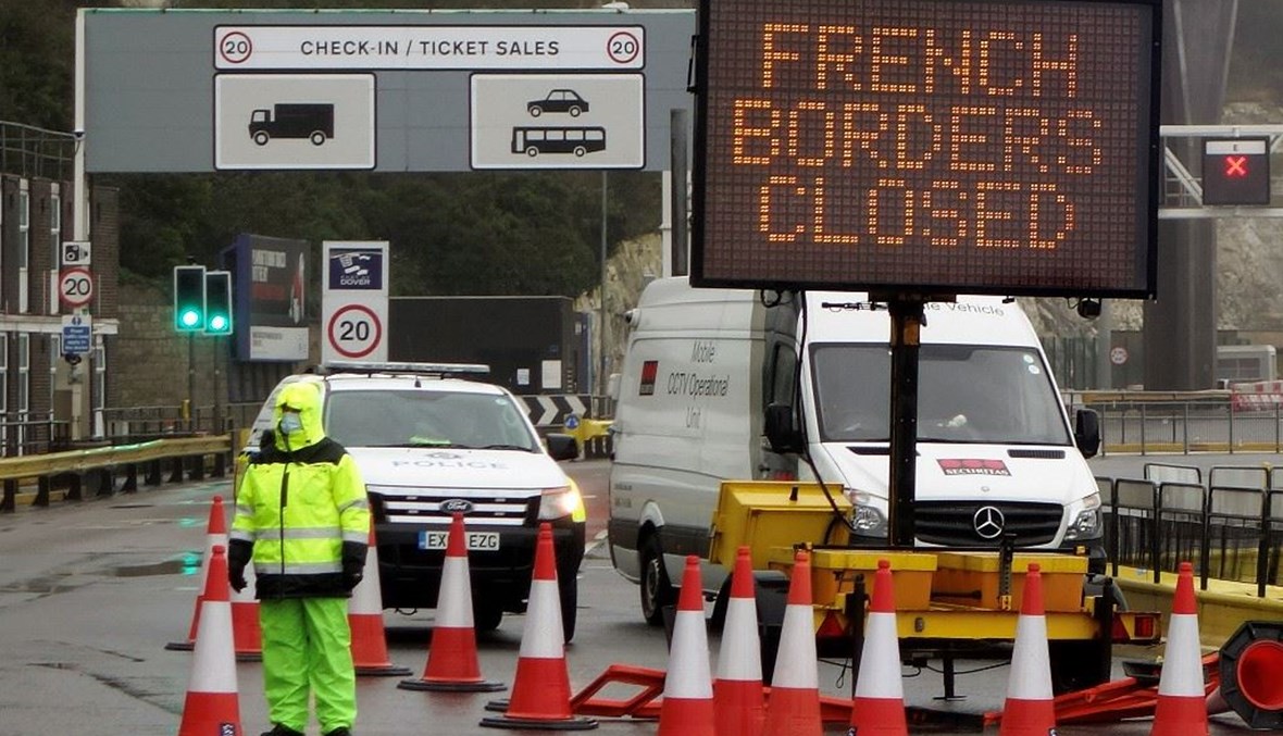 إغلاق الحدود بين فرنسا وبريطانيا تأهّباً لمواجهة السلالة الجديدة من كورونا (أ ف ب).