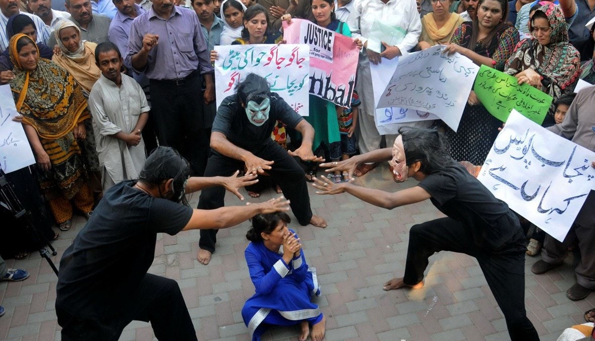 صورة لوقفة مطالبة بفرض عقوبات على المغتصبين في باكستان