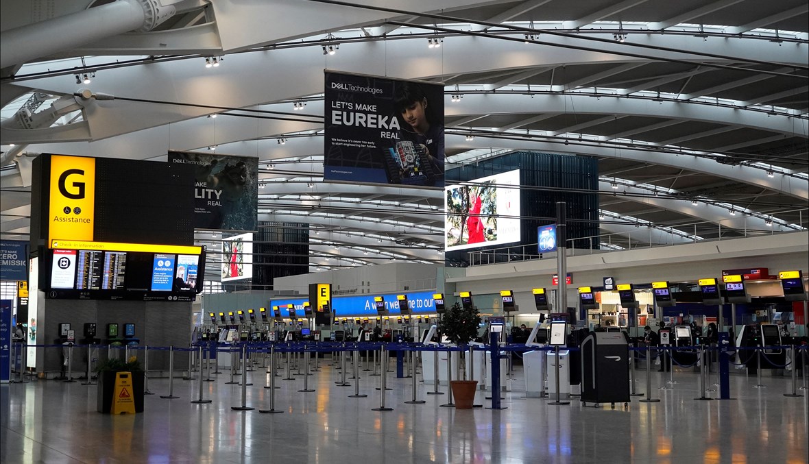 مطار غرب لندن شبه خالٍ من المسافرين بعد انتشار سلسلة جديدة من كورونا (أ ف ب).