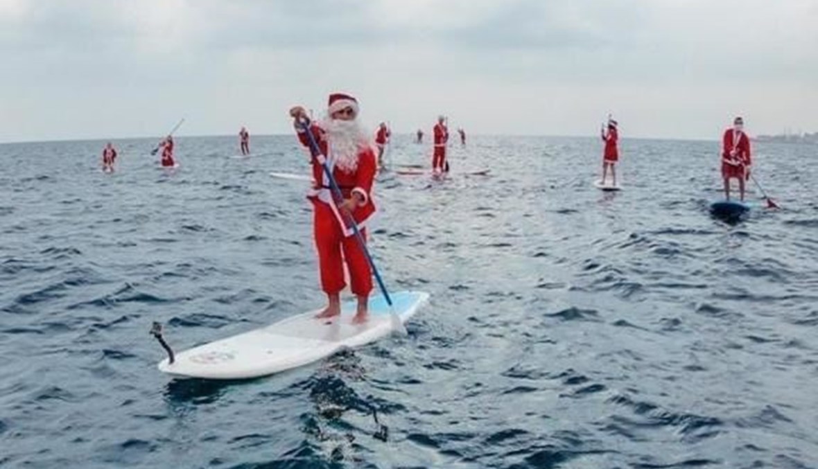 بابا نويل وسط البحر.