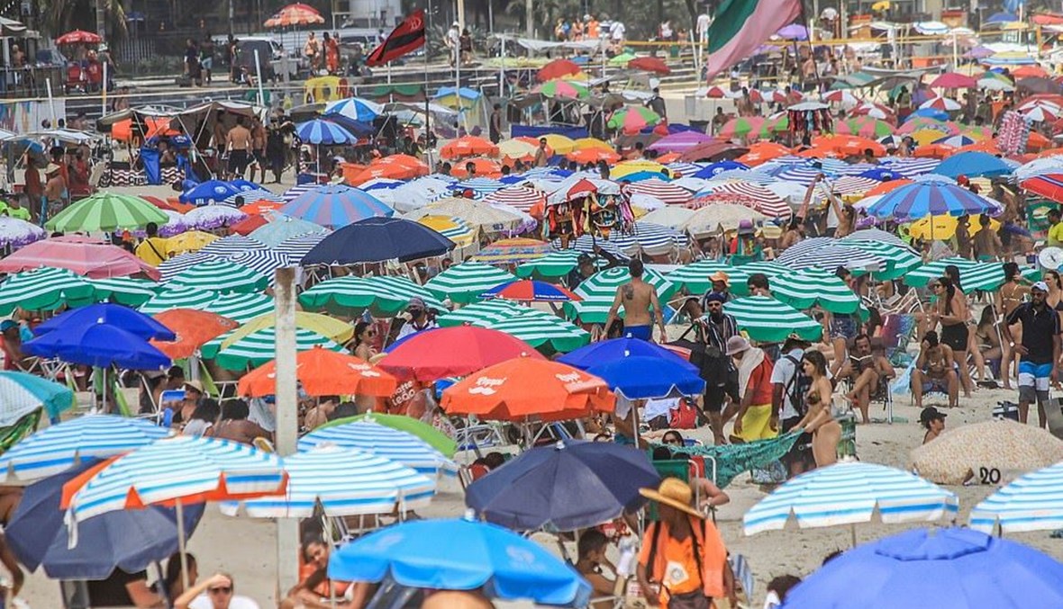 الشواطئ البرازيليّة مكتظّة بالسيّاح.