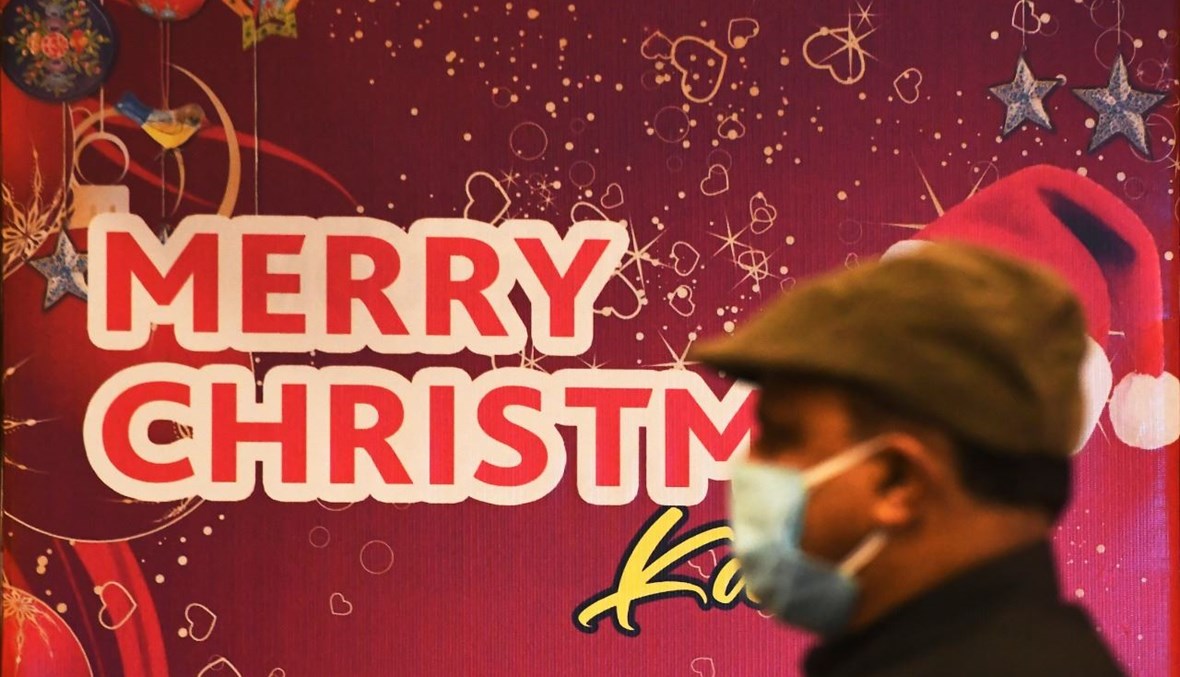 رجل يحضر احتفالا في سريناغار نظمته إدارة السياحة في جامو وكشمير عشية عيد الميلاد (24 ك1 2020، أ ف ب). 