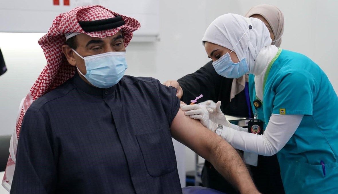 رئيس الوزراء الكويتي الشيخ صباح خالد الحمد الصباح يتلقى أول جرعة من اللقاح (الصورة من وكالة كونا). 