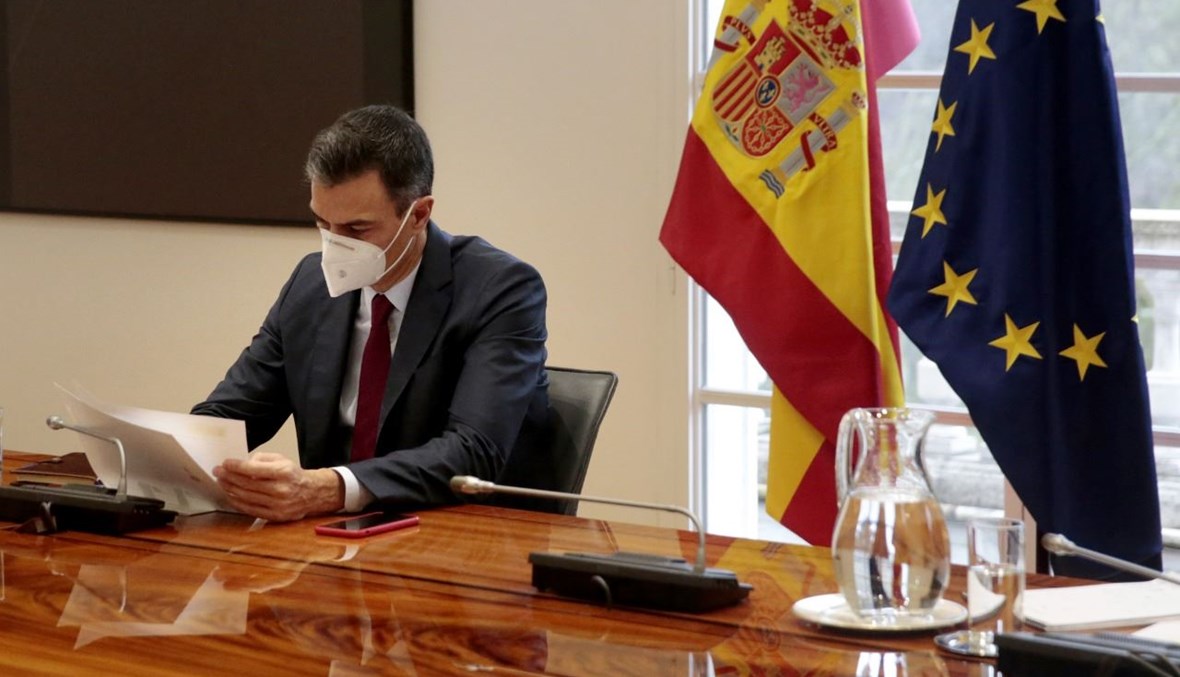 سانشيز خلال اجتماع للجنة مراقبة وباء كورونا، في مدريد (17 ك1 2020، أ ف ب). 