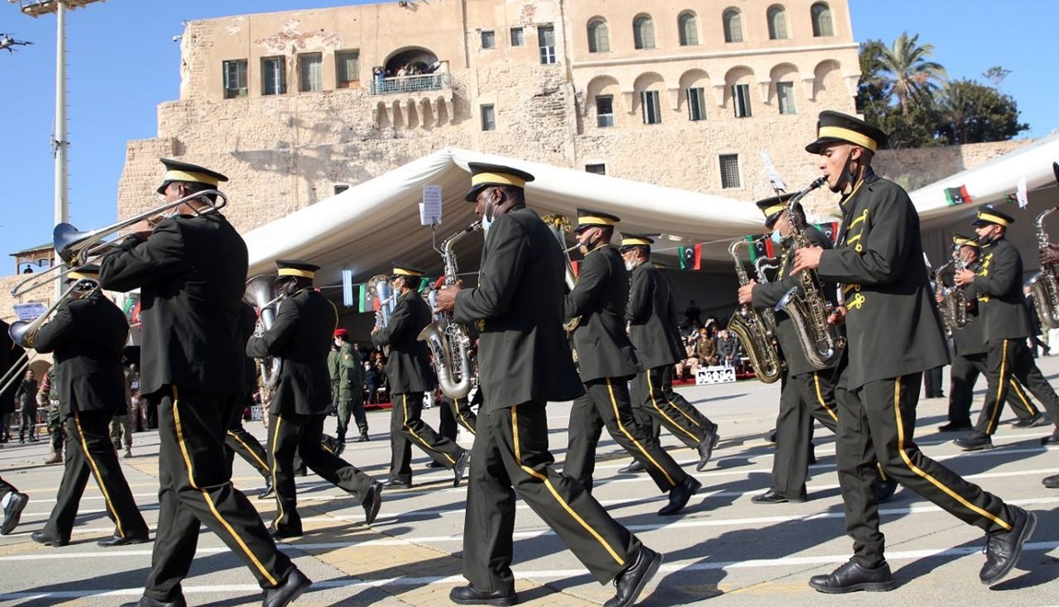 خلال عرض عسكري في ساحة الشهداء في طرابلس (24 ك1 2020، أ ف ب).