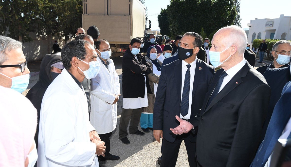 سعيد خلال اشرافه على تسليم مجموعة من المساعدات الطبية للمستشفى المحلي منزل بوزيان في ولاية سيدي بوزيد (24 ك1 2020، صفحة الرئاسة التونسية في الفيسبوك). 