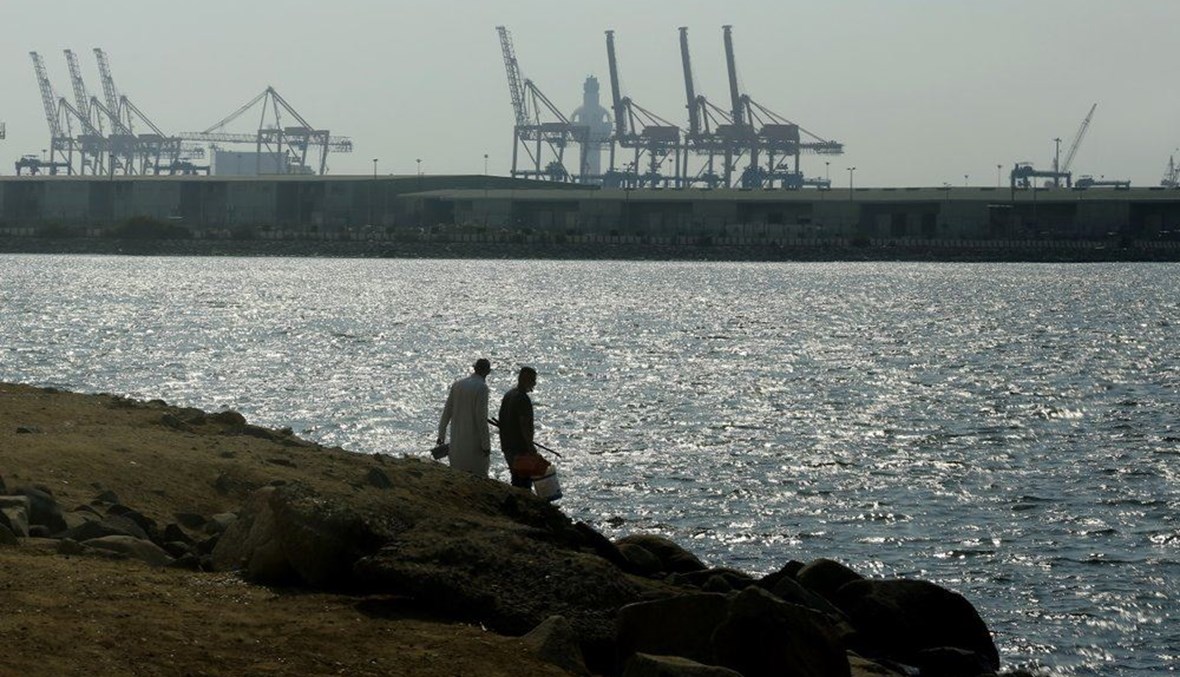 أشخاص يستعدون للصيد عند ميناء البحر الأحمر في جدة بالسعودية (14 ك1 2020، أ ب).