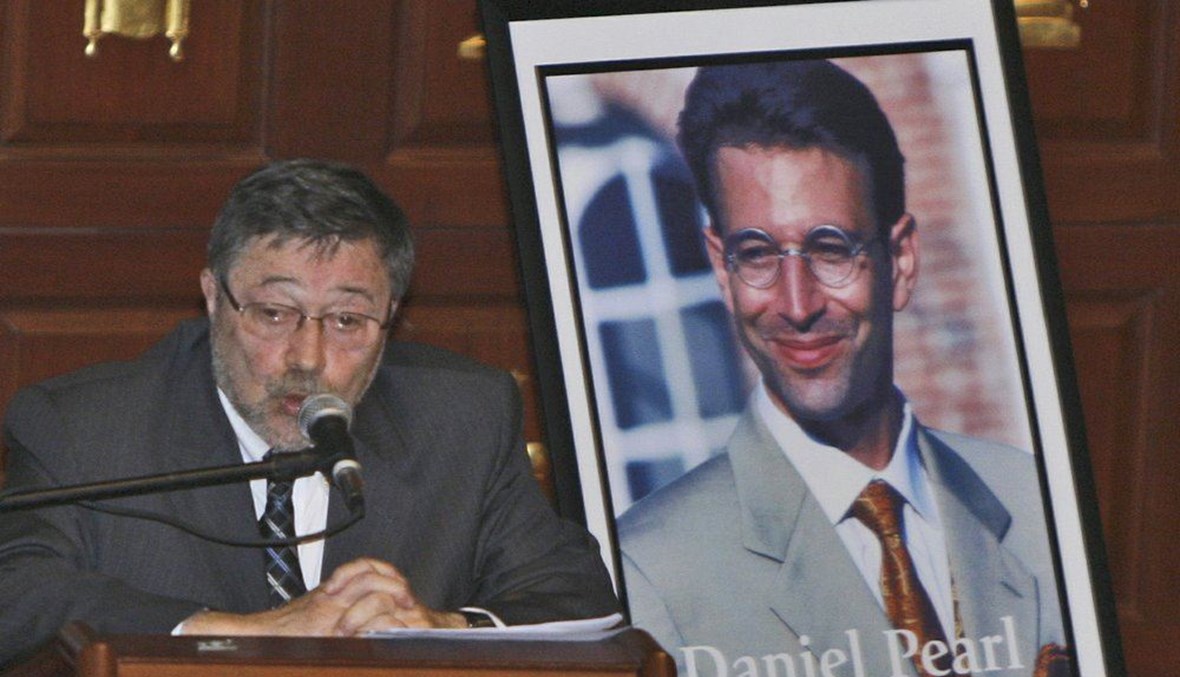 صورة أرشيفية- الدكتور جوديا بيرل، والد الصحافي الأميركي دانيال بيرل، متكلما في ميامي بيتش بفلوريدا (15 نيسان 2007، ا ب).