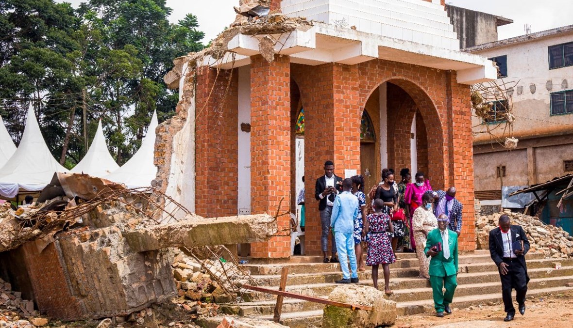 مؤمنون يغادرون بعد صلاة عيد الميلاد في كنيسة القديس بطرس   في كمبالا بأوغندا (25 ك1 2020، أ ف ب).