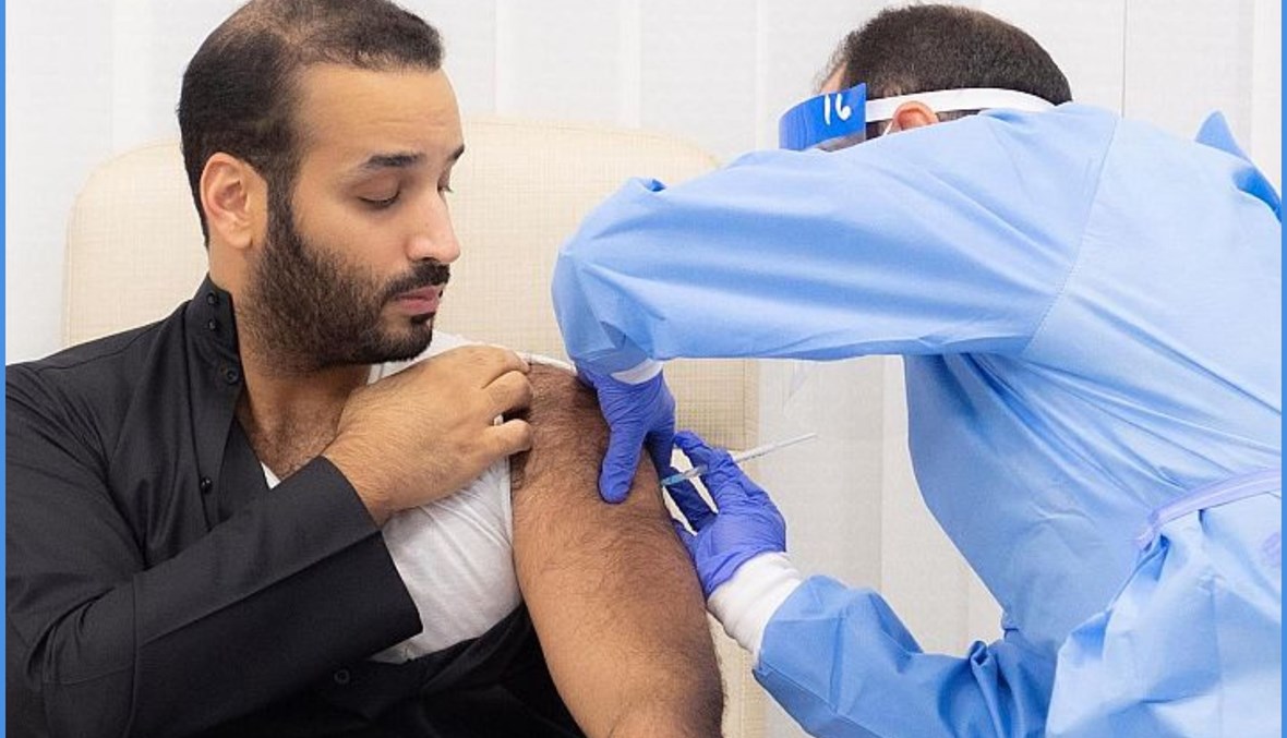 الامير محمد بن سلمان خلال تلقيه اللقاح (الصورة من وكالة الانباء السعودية). 