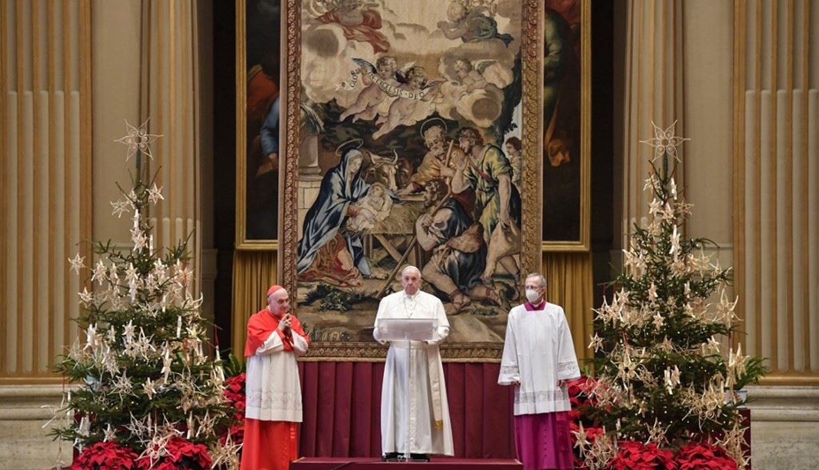 البابا فرنسيس-في الوسط- خلال ترؤسه قداس الميلاد في الفاتيكان الجمعة.   (أ ف ب)