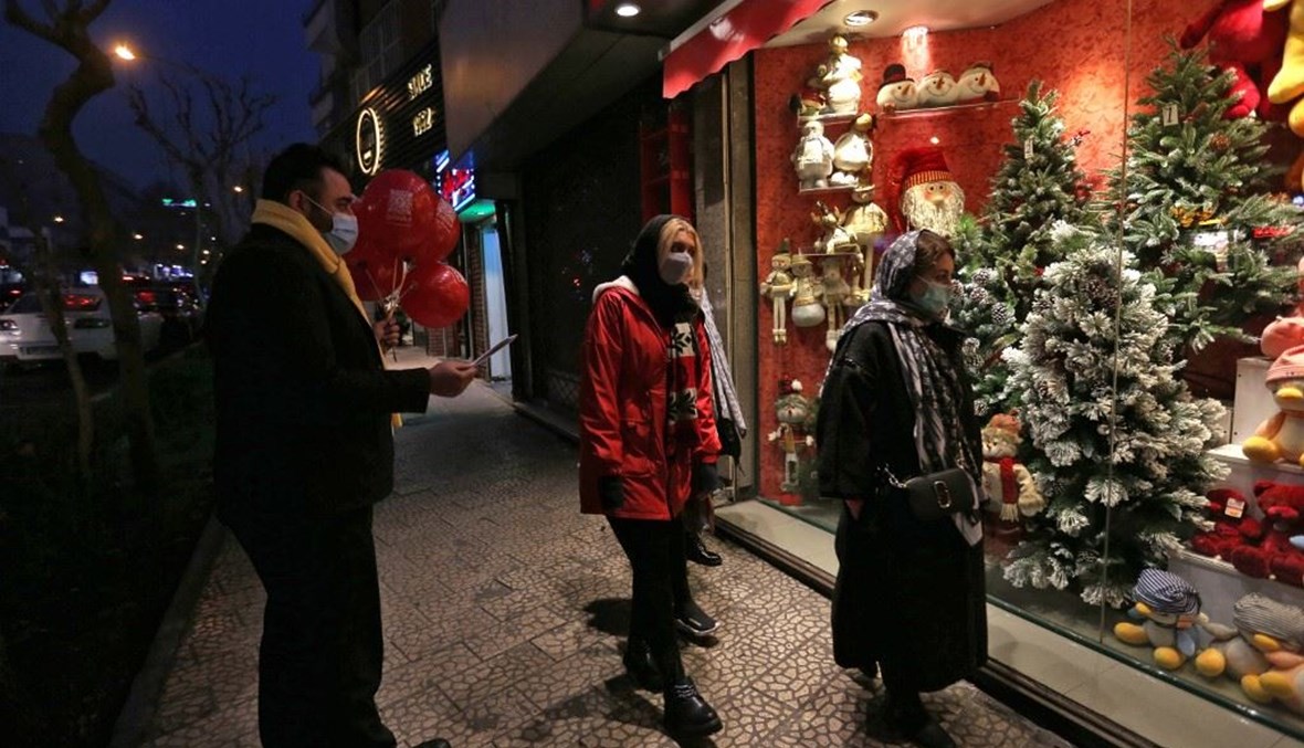 إيرانيات قبالة محل يبيع زينة للميلاد في أحد شوارع طهران.   (أ ف ب)