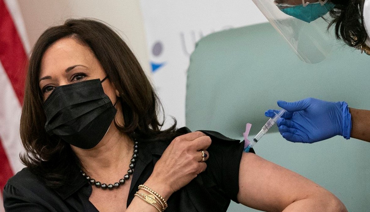 نائبة الرئيس الأميركي المنتخبة كاملا هاريس تتلقى اللقاح (أ ف ب).