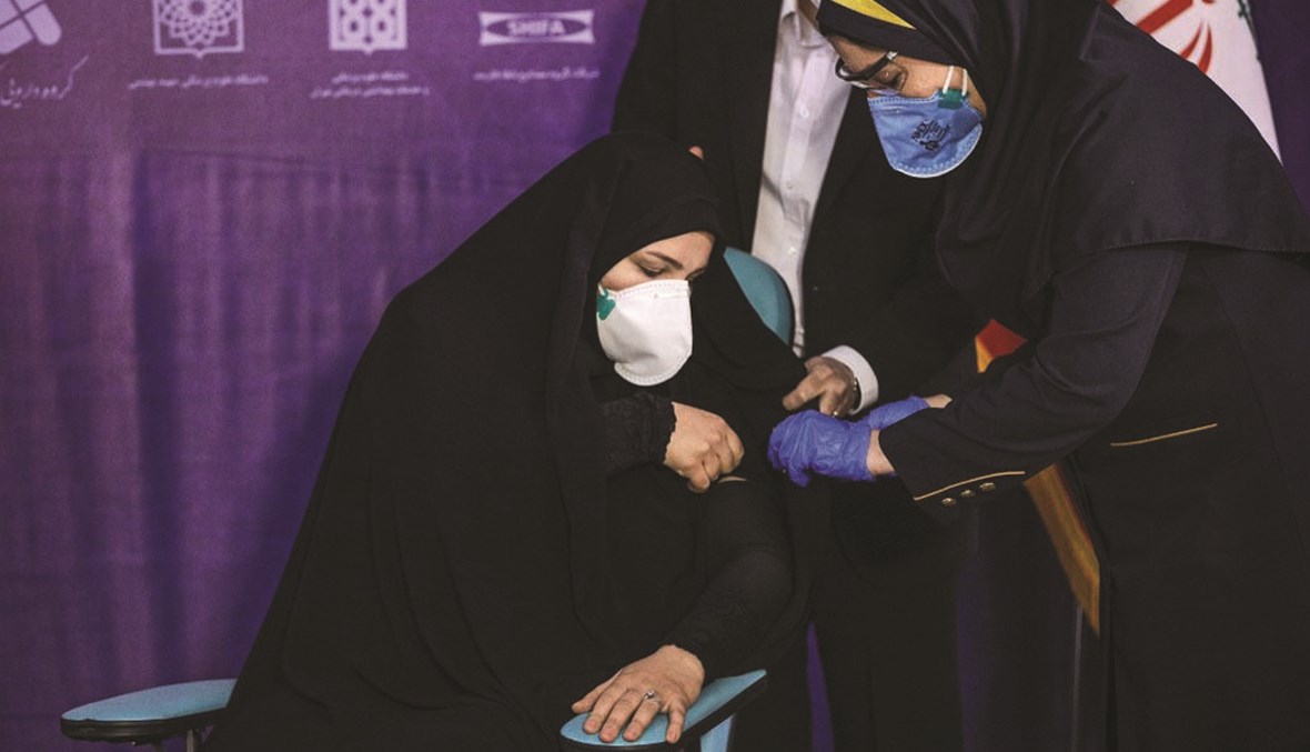 سيدة تتلقى اللقاح الإيراني. (أ ف ب)