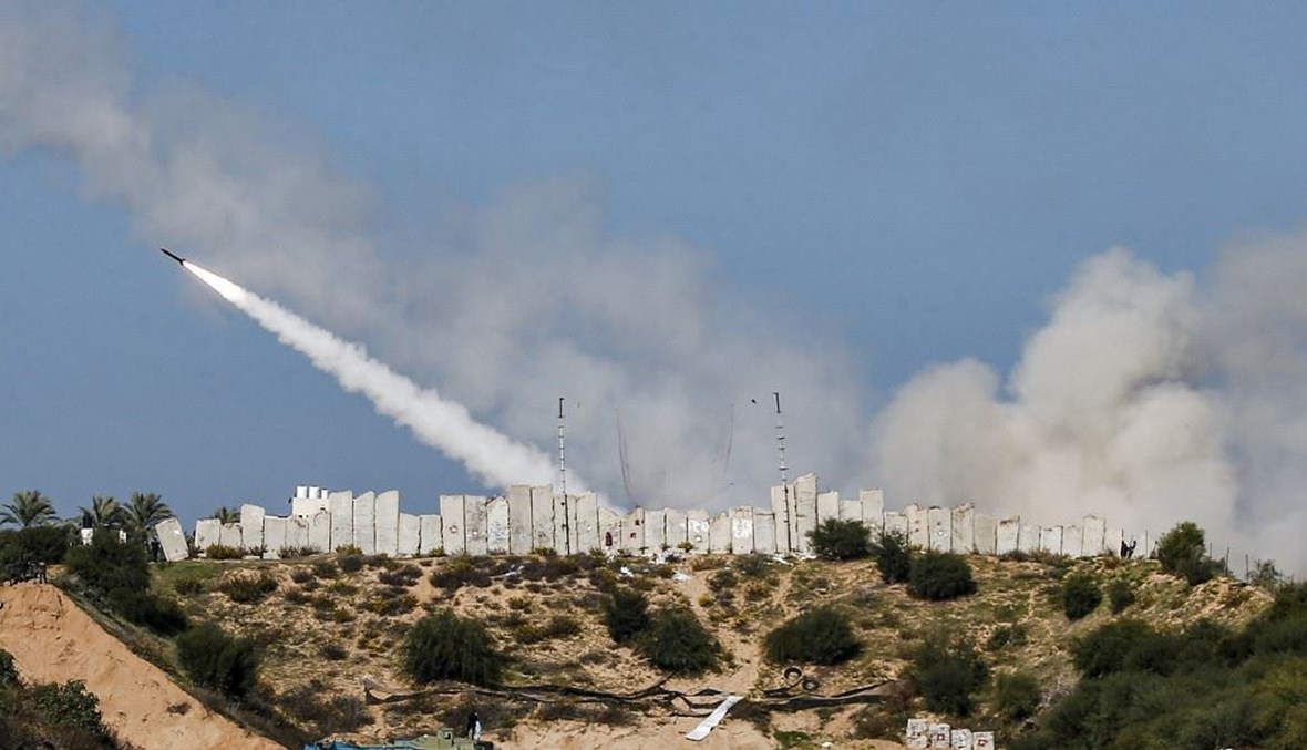 إطلاق صاروخ خلال مناورات أجرتها الفصائل في قطاع غزة أمس.   (أ ف ب)