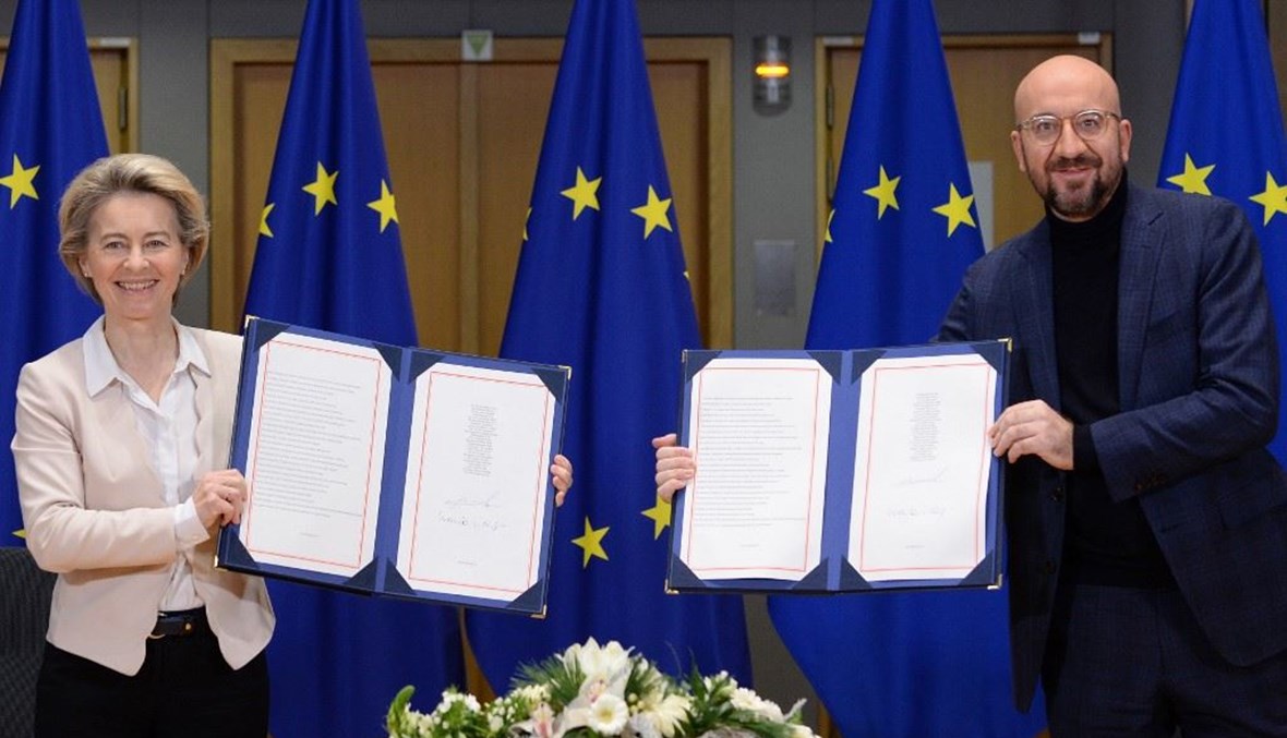 توقيع اتفاق ما بعد بريكست التجاري بين رئيسة المفوضية الأوروبية وشارل ميشال (أ ف ب).