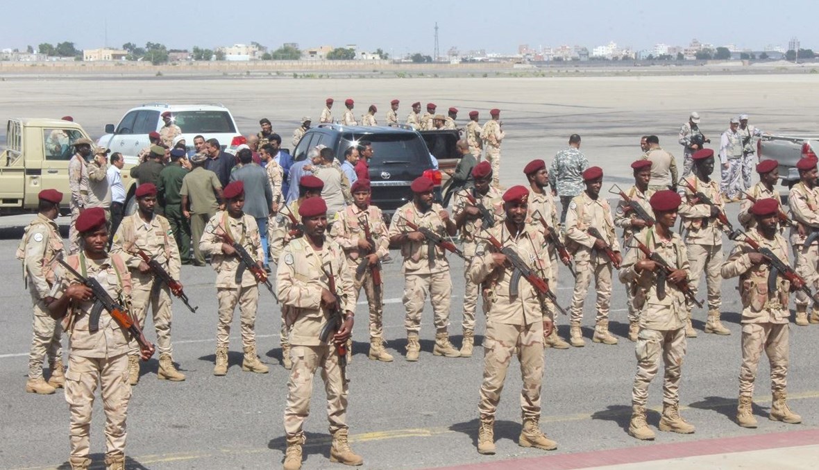 انتشار أمني في محيط مطار عدن (ا ف ب).