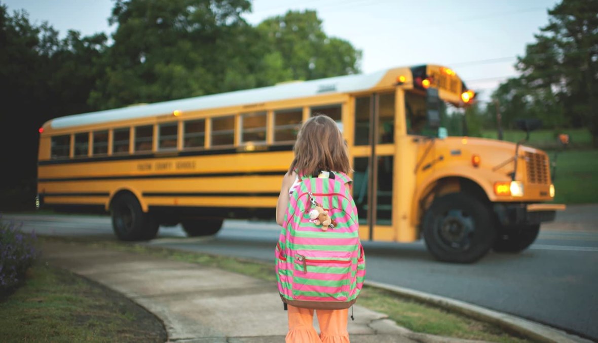 صورة لطفلة تتجه إلى الحافلة المدرسية