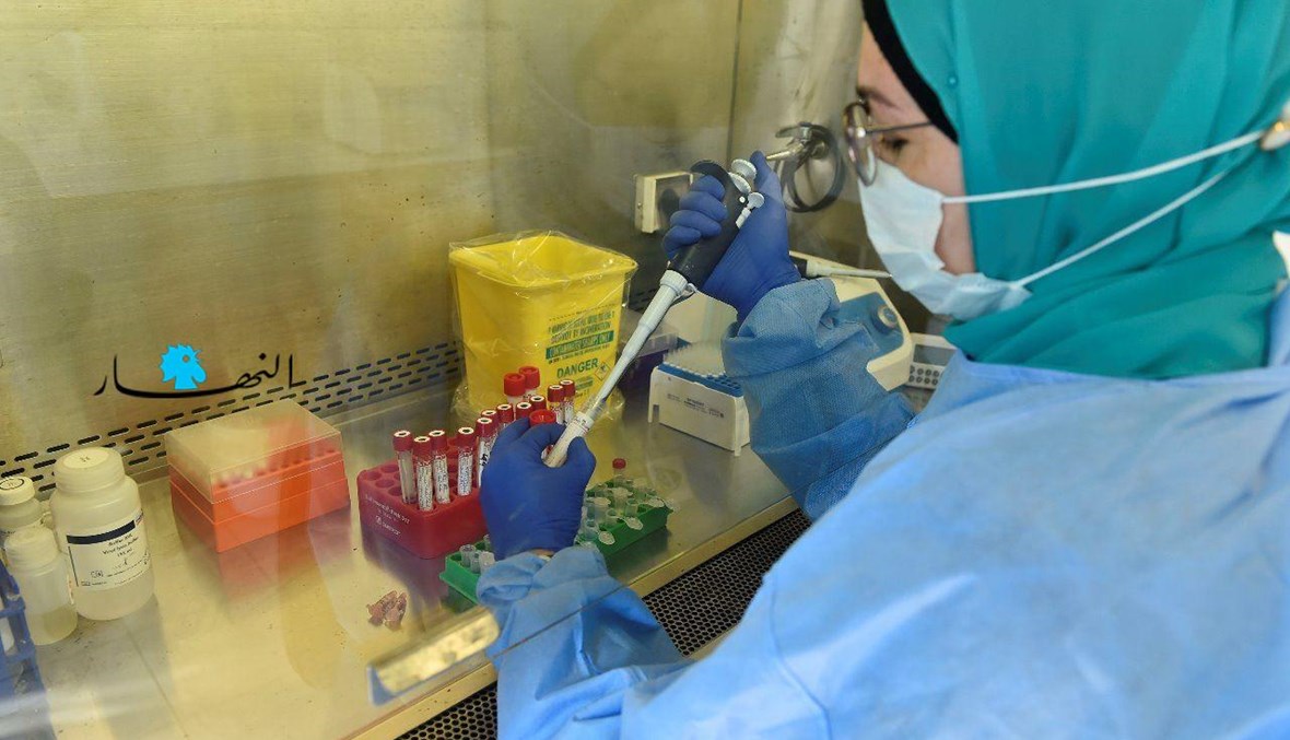 إجراء فحص الـPCR داخل مختبر مستفيى الحريري (حسام شبارو).