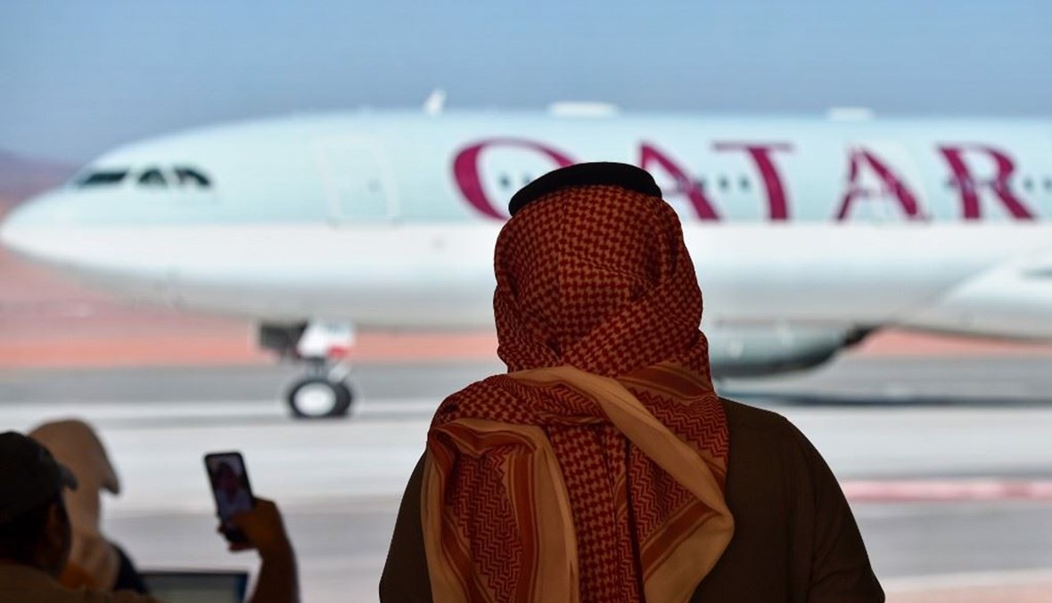 وصول الوفد القطري إلى مطار العلا (أ ف ب).