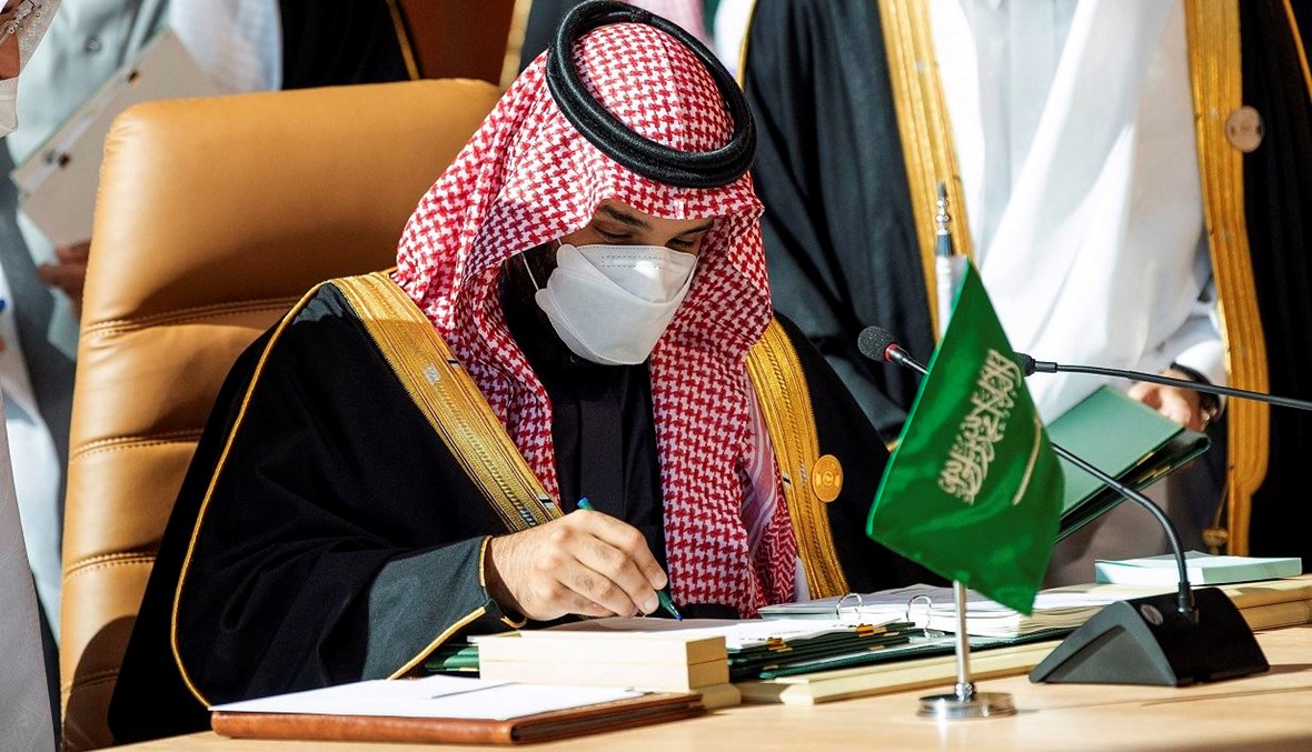 ولي العهد السعودي محمد بن سلمان موقّعاً بيان قمة العلا (ا ف ب).