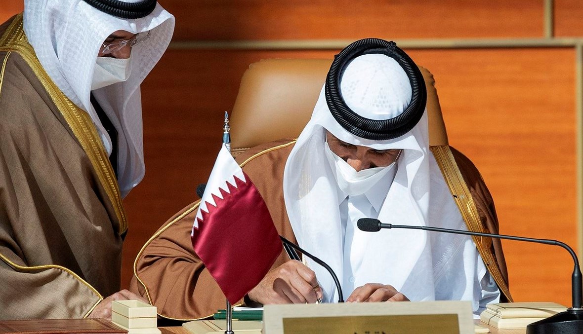 أمير قطر موقّعاً بيان قمة العلا (أ ف ب).