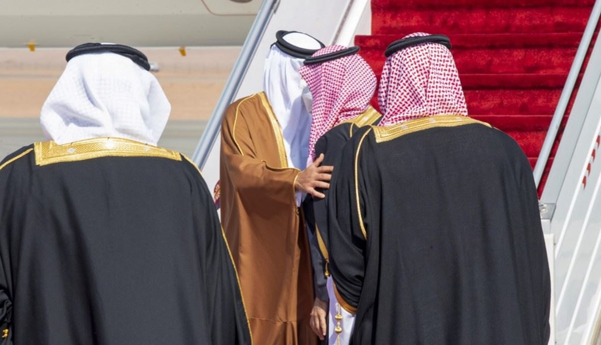 ولي العهد السعودي الامير محمد بن سلمان-الى يمين الوسط- يرحب بأمير قطر الشيخ تميم بن حمد آل ثاني في مطار مدينة العلا بشمال غرب السعودية أمس.   (أ ف ب)