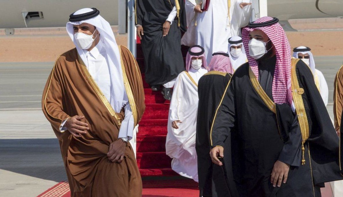 ولي العهد السعودي الامير محمد بن سلمان - الى اليمين - وأمير قطر الشيخ تميم بن حمد آل ثاني في مطار مدينة العلا السعودية أمس.(أب)